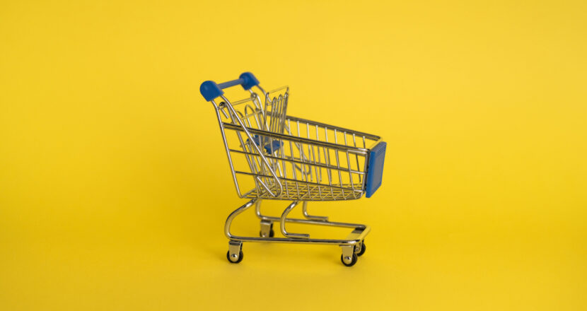 ショッピングカートと黄色の背景
